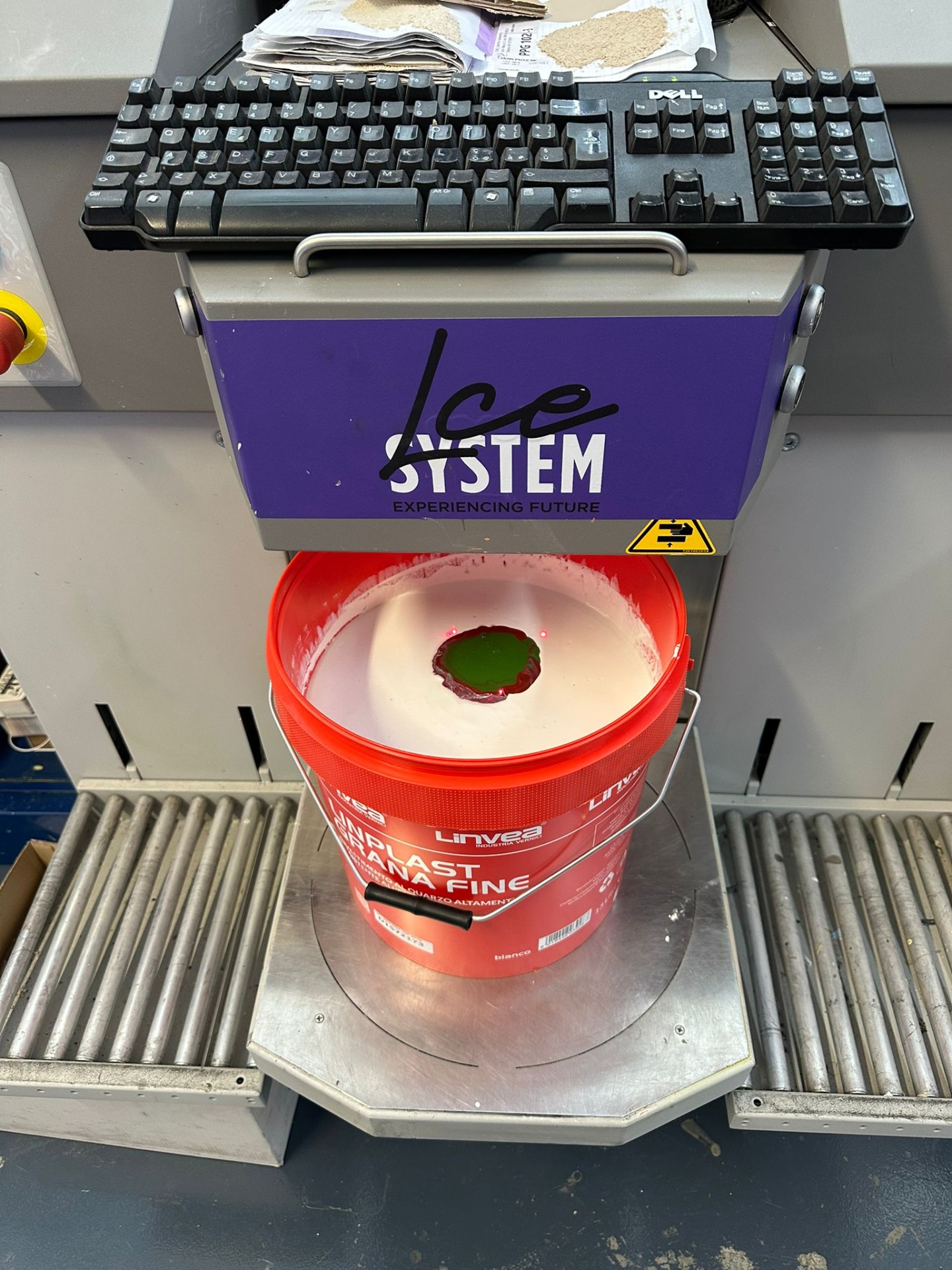Sistemi tintometrici ufficiali per ogni brand consentono l'ufficialità della tinta come se fosse realizzata in fabbrica traducendo in massima qualità il prodotto attintato.